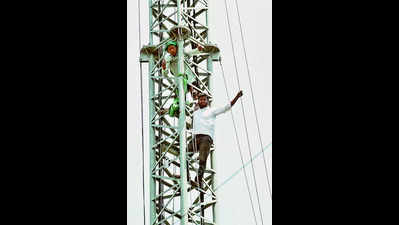 Six protesters scale mobile tower, tree in central Delhi