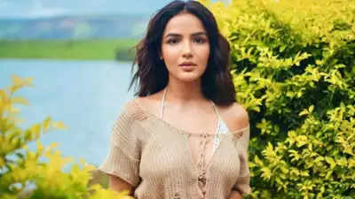 Bigg Boss 14 fame Jasmin Bhasin shares a hilarious video on Instagram monetisation; jokes, “Rupiya ek bhi nai mileya Instagram pe mainu”