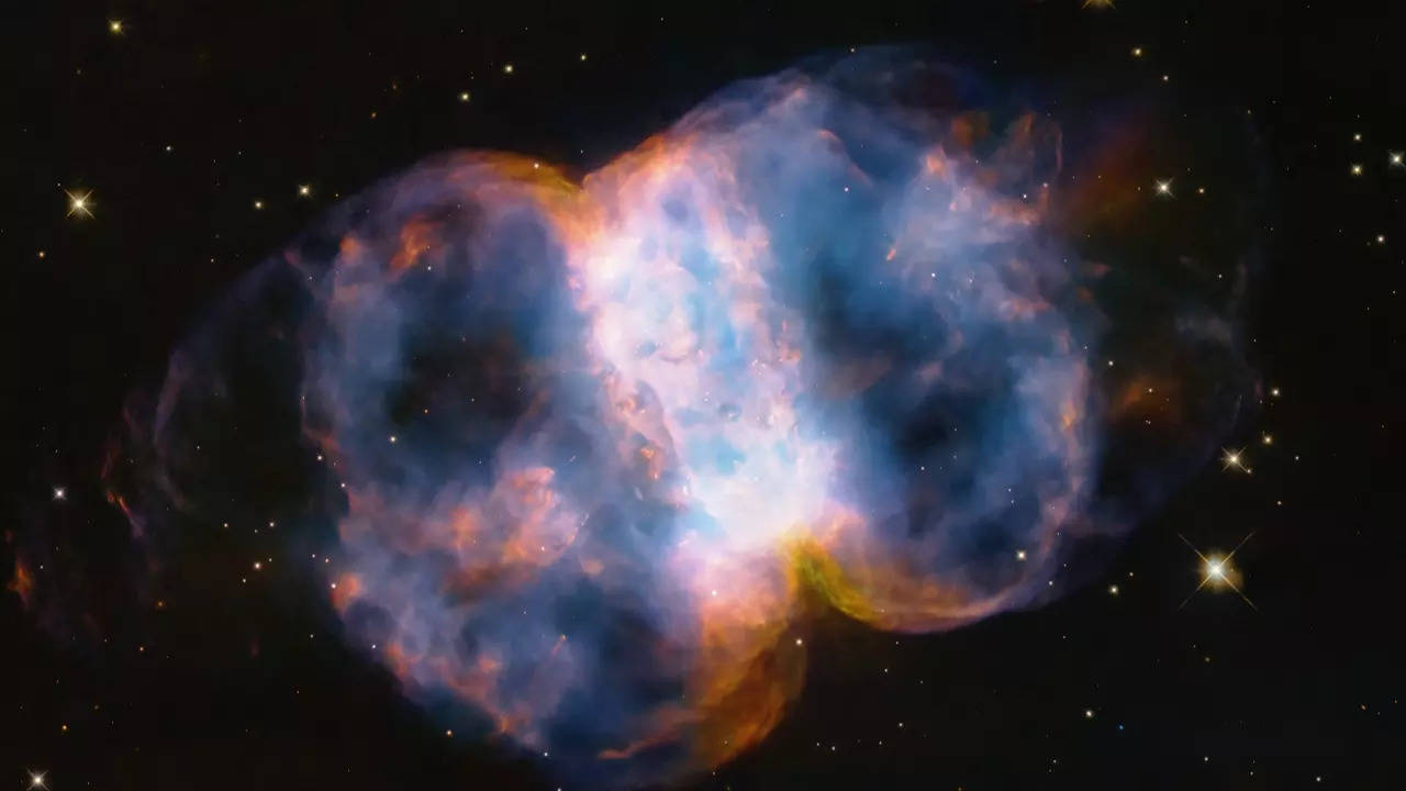 Teleskop Hubble'a NASA świętuje 34. rocznicę wykonania oszałamiającego widoku Mgławicy Mały Hantle
