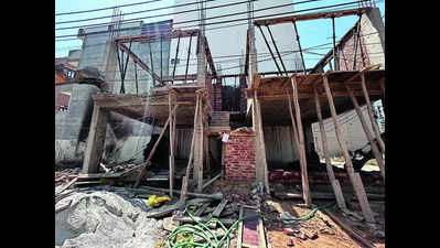 Violations rampant in colony off GCR; 8 bldgs & 250 jhuggis razed in joint op