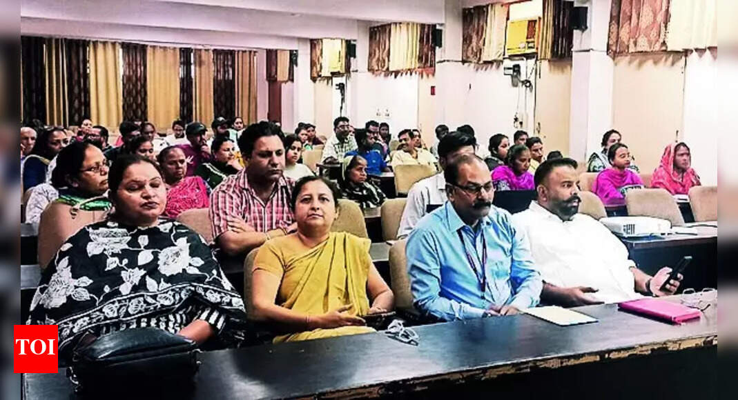 PGIMER Team: Pgimer Team Apprises Ludh Street Vendors Of Food Hygiene Practices | Ludhiana News - Vimarsana News