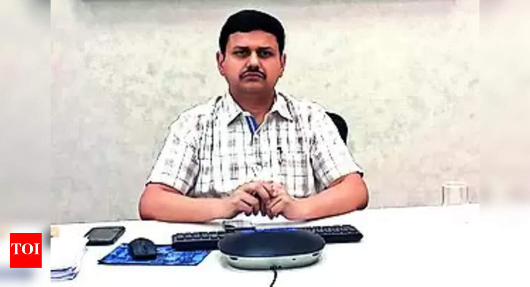 Solid Waste Management: Introduce Solid Waste Mgmt Around Kashi Airport: Dc | Varanasi News - Vimarsana News