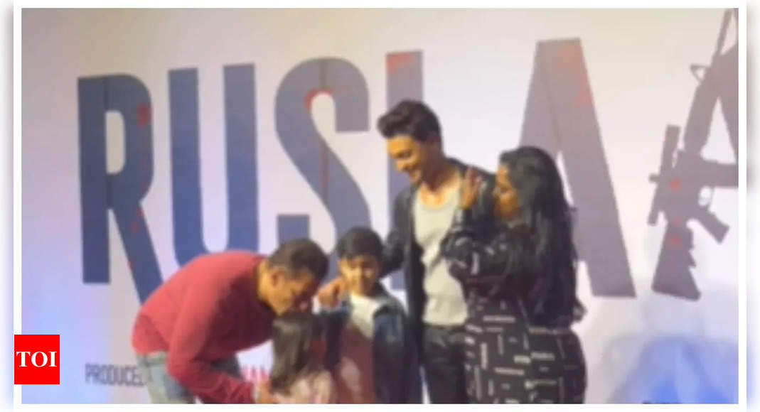 Salman Khan kisses his cuties Ahil and Ayat as he joins Arpita Khan and Aayush Sharma at ‘Ruslaan’ premiere – Watch | Hindi Movie News – Times of India