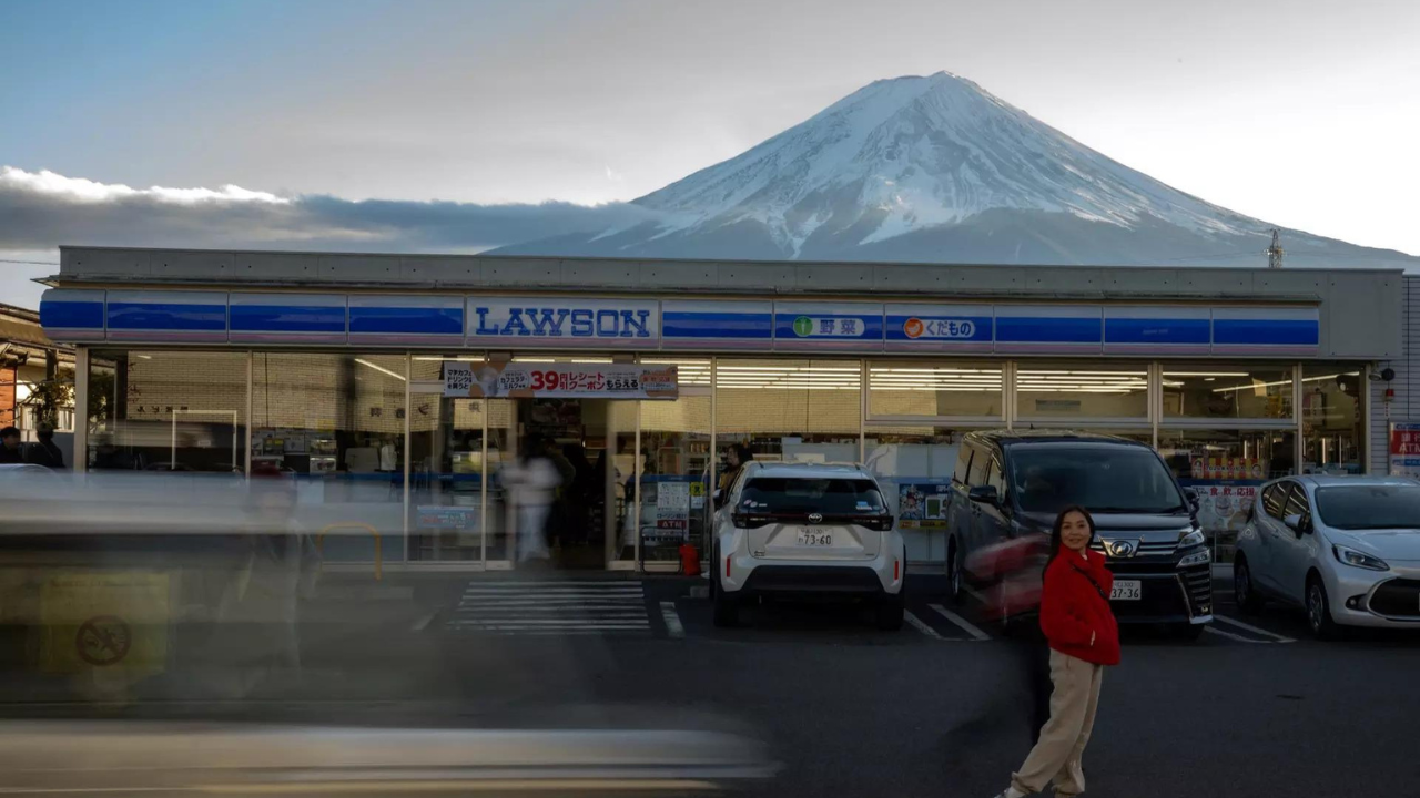 Una ciudad japonesa bloquea la vista del Monte Fuji debido a los turistas molestos