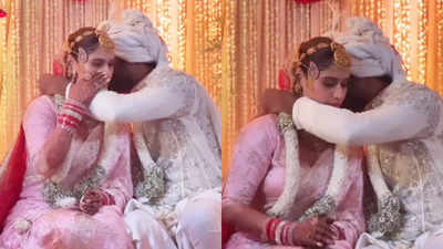 Arti Singh gets emotional as husband Dipak Chauhan ties mangalsutra around her neck; looks pretty in a baby pink saree; watch