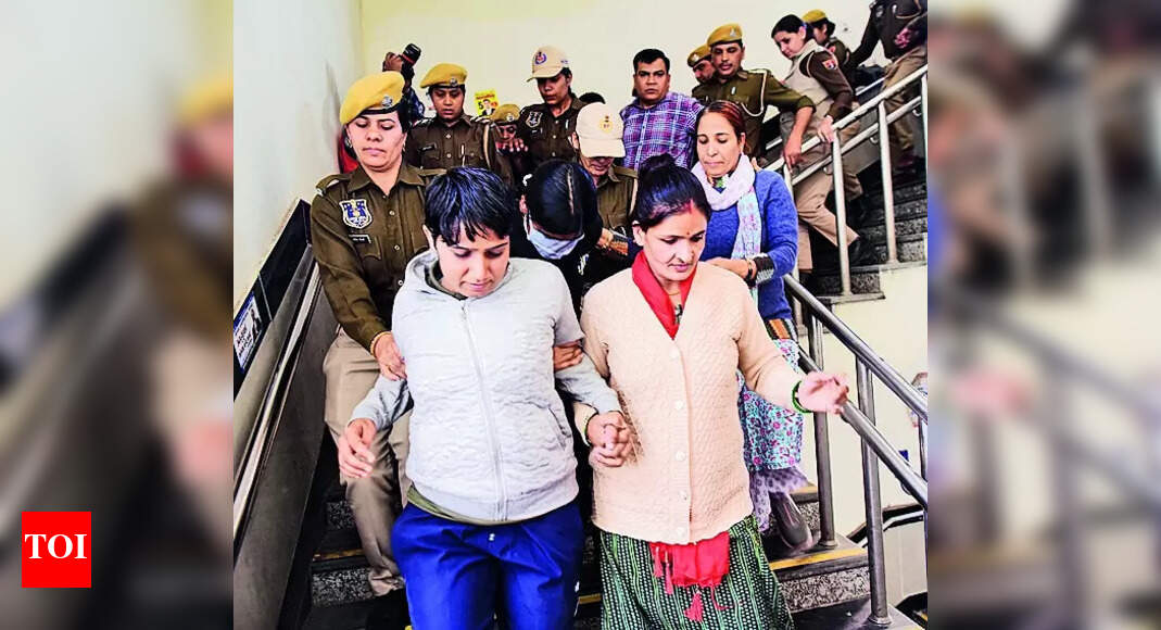 Supreme Court: Sc Junks Bail Plea Of 12 Cops In Paper Leak Case ...