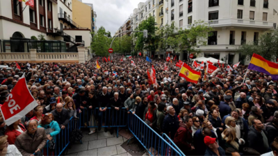 Spanish PM's supporters turn out and beg him to stay