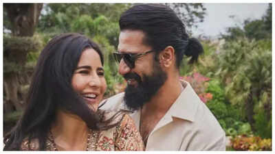 Are Katrina Kaif and Vicky Kaushal secretly holidaying in London? Photo of  the couple posing with fan goes viral - See inside | - Times of India