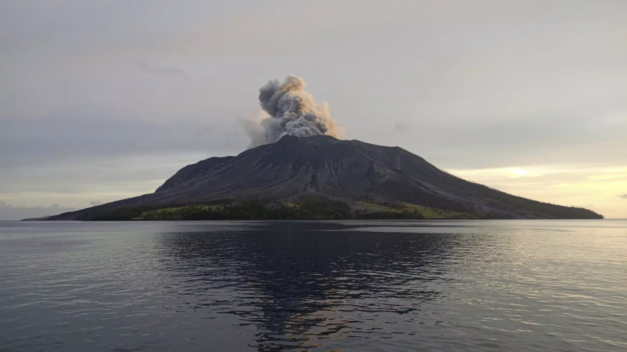 Sebuah gunung berapi meletus di pulau Gunung Ibu di Indonesia bagian timur, mengirimkan menara abu ke langit