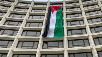 Protesters drape huge Palestinian flag at venue of White House ...