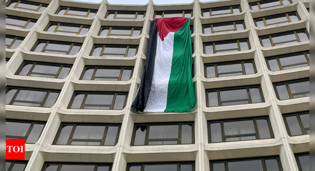 Protesters drape huge Palestinian flag at venue of White House Correspondents’ Dinner – Times of India