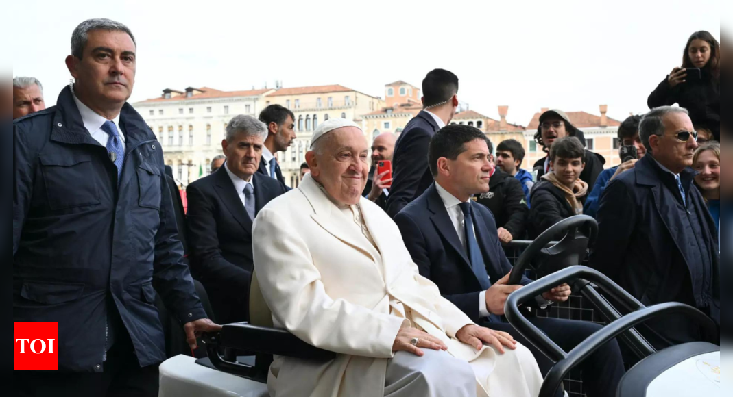 Pope meets women prisoners in Venice, first trip in months