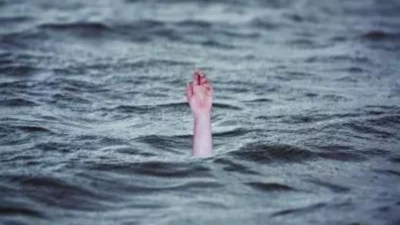 One man dead after migrant boat sinks off Greek island