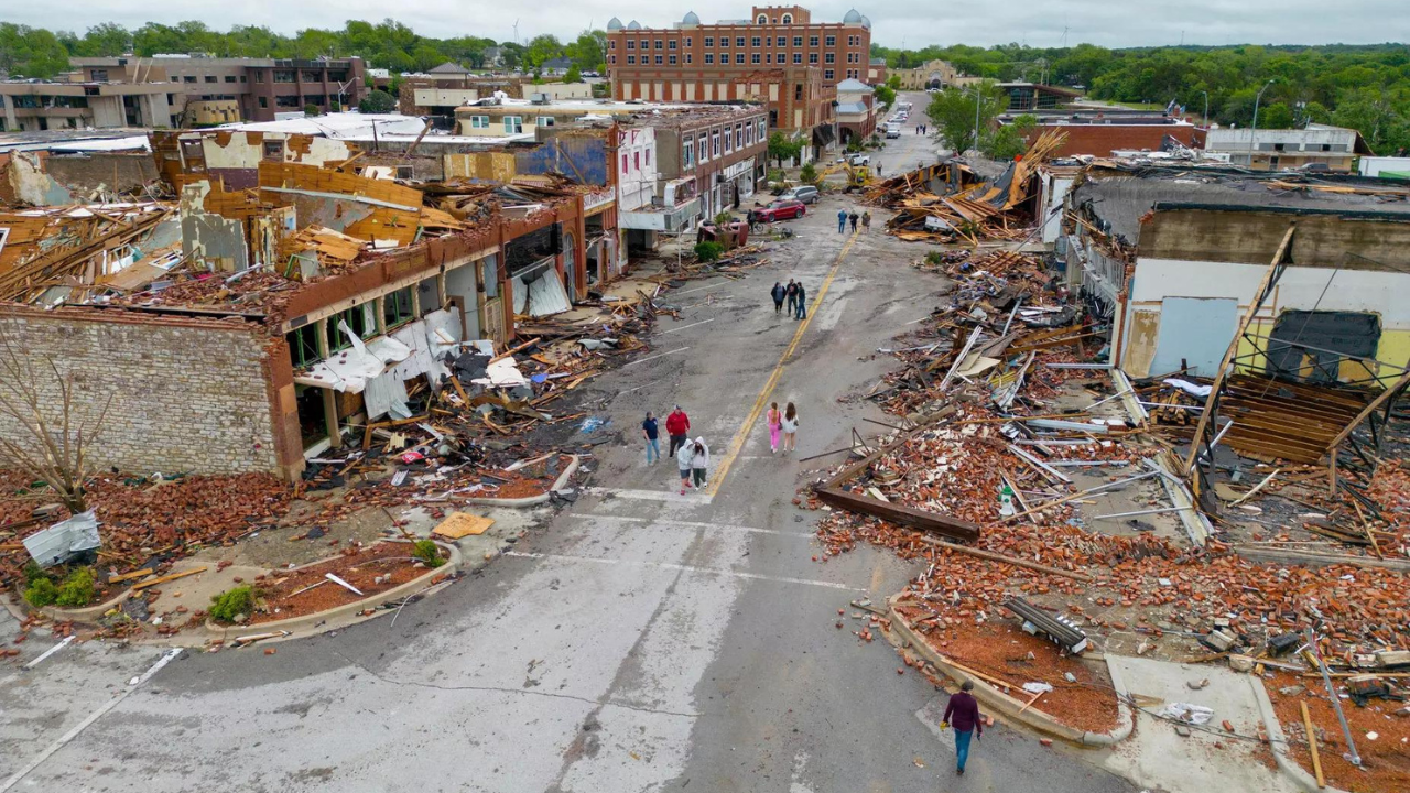 Puluhan tornado melanda Oklahoma.  Puluhan orang terluka