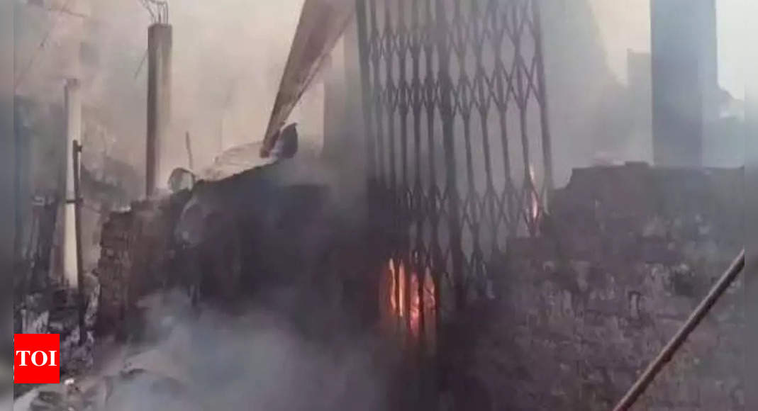 fire breaks out at godown in Kolkata; no one injured