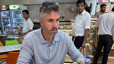 'Name the food?': Kevin Pietersen dips his fingers into 'Delhi delicacy' amid IPL 2024