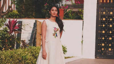 Erica Fernandes poses in front of the same villa where she shot for Kuch Rang Pyaar Ke Aise Bhi; writes ‘This very place holds a special significance’