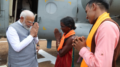 PM Modi meets local fruit seller Mohini Gowda in Karnataka's Sirsi