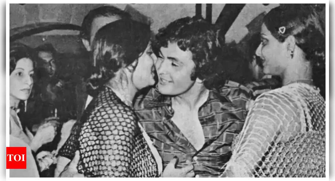 Rekha adorably looks at Rishi Kapoor as Neetu Kapoor gives him a peck on cheek in old UNSEEN photo | – Times of India
