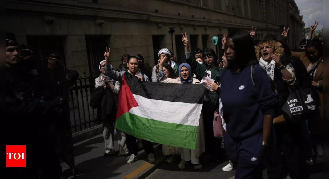 Paris police clear protesters at Sorbonne university – Times of India