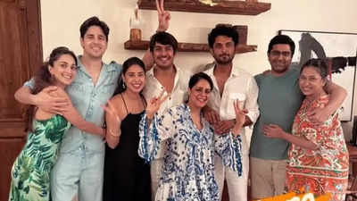 Sidharth Malhotra and Kiara Advani pose happily with friends as they ...