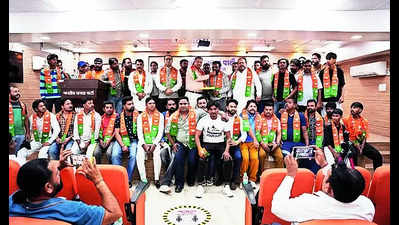 Blow to Cong in UT as dozens of workers join BJP