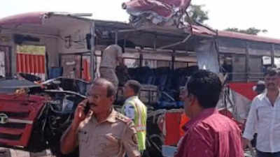 Six feared dead in bus-truck collision on Mumbai-Agra highway