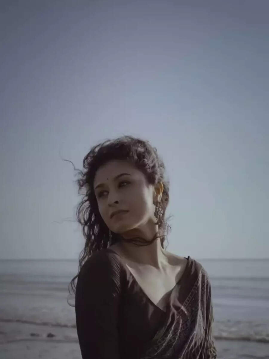 Chitrangada Satarupa looks like poetry on the beach | Times of India