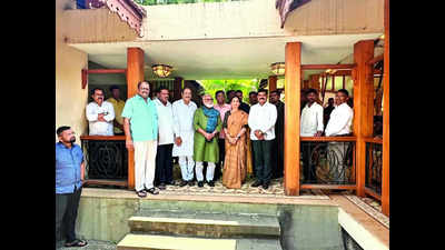 Bharati Pawar meets Bhujbal, seeks support for candidature