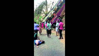 5 killed, 65 injured as bus plunges into steep gorge near Yercaud