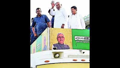 CM braves scorching heat to hold roadshow in Madhepura
