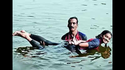 Swimming Feat: Teen attempts daring swimming feat at Periyar River ...