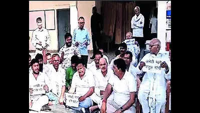 Congress workers sit on dharna with demand to name Rahul as Amethi pick