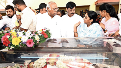 MP Srinivasa Prasad laid to rest in Mys