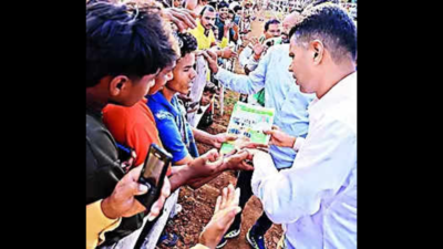 Pandian's campaign style: Selfie with crowd, accounts of work done