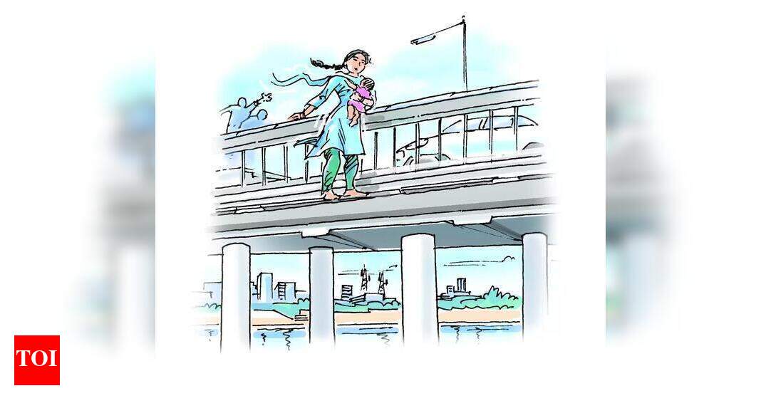 Four of family jump into river, saved by passersby | Ahmedabad News - Vimarsana News