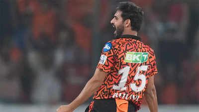 Watch: Bhuvneshwar Kumar snatches victory from jaws of defeat as SRH clinch humdinger by 1 run against RR