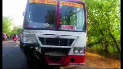 4 dead as bus hits car while overtaking