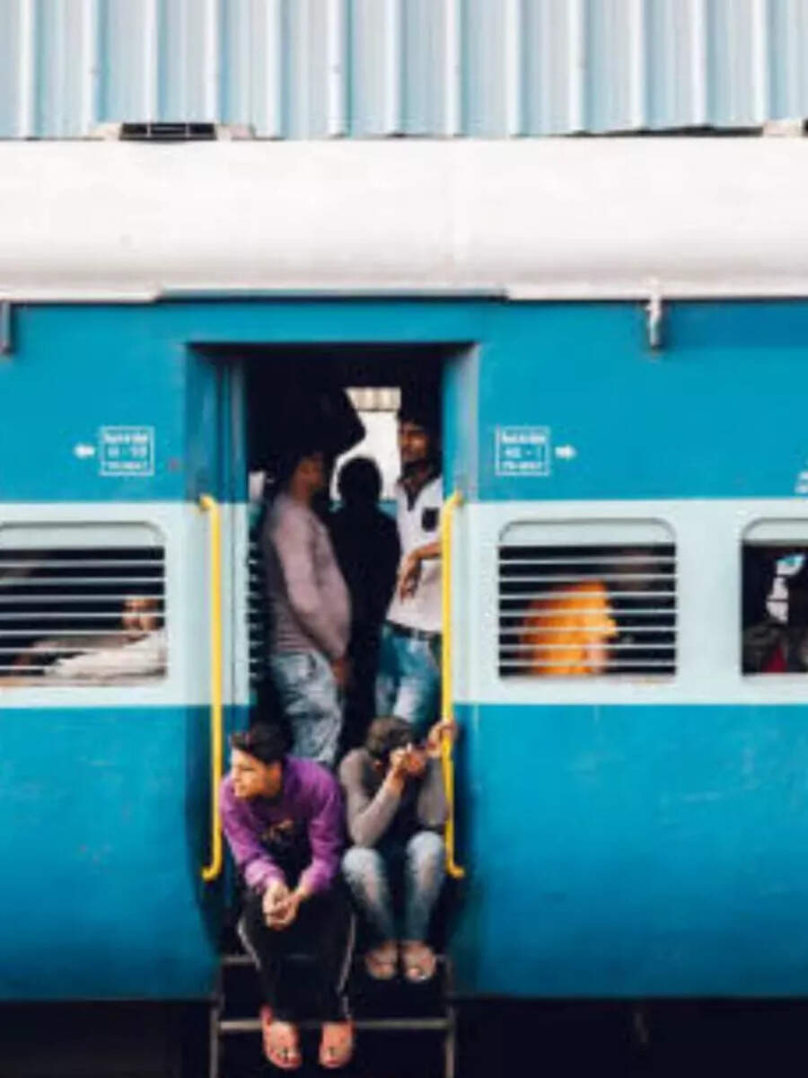 Railway Luggage Rules Train में कितना सामान ले जा सकते हैं? आपको पता