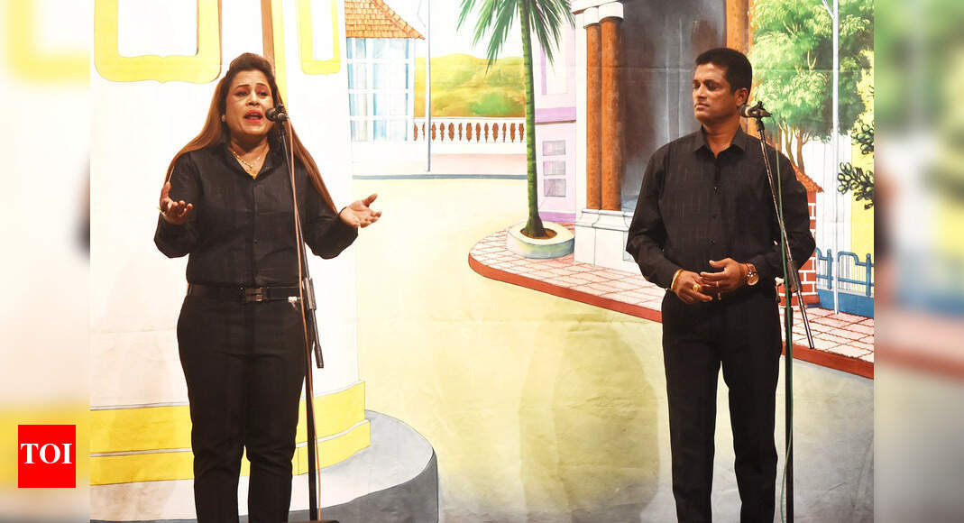 When king and queen went on the stage with songs on politicians | Goa News - Vimarsana News