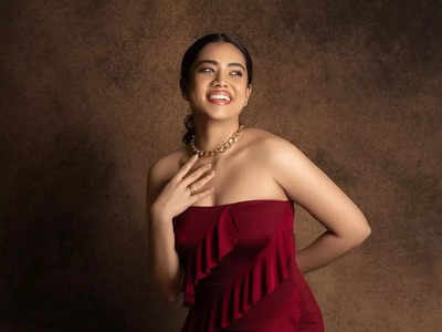Aarthi Subash looks stylish in red party wear, fans call her ''Gorgeous''