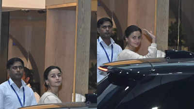 Alia Bhatt gets spotted at the airport, pap tells her, 'Alia ji itna gussa theek nahi hai' - WATCH video