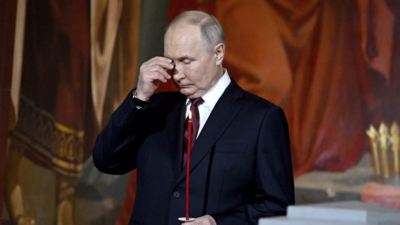 Vladimir Putin cortó el corazón de un ciervo y se lo dio a Silvio Berlusconi.