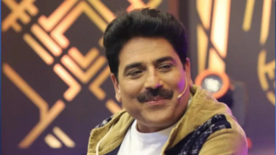 Taarak Mehta's Shailesh Lodha talks about poetry with the paps, say 'Kaavitaon se badkar kuch bhi nahi'