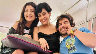 Juhi Parmar, Hussain Kuwajerwala and Kumkum cast reunite to celebrate co-star Smita Malhotra’s birthday; see pics