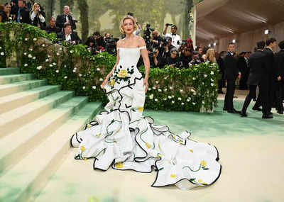 Met Gala: Believe it or not: Gigi Hadid's corset gown for Met Gala took ...