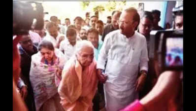 Ajit Pawar’s mother goes with him & Sunetra; Supriya visits kaki after voting