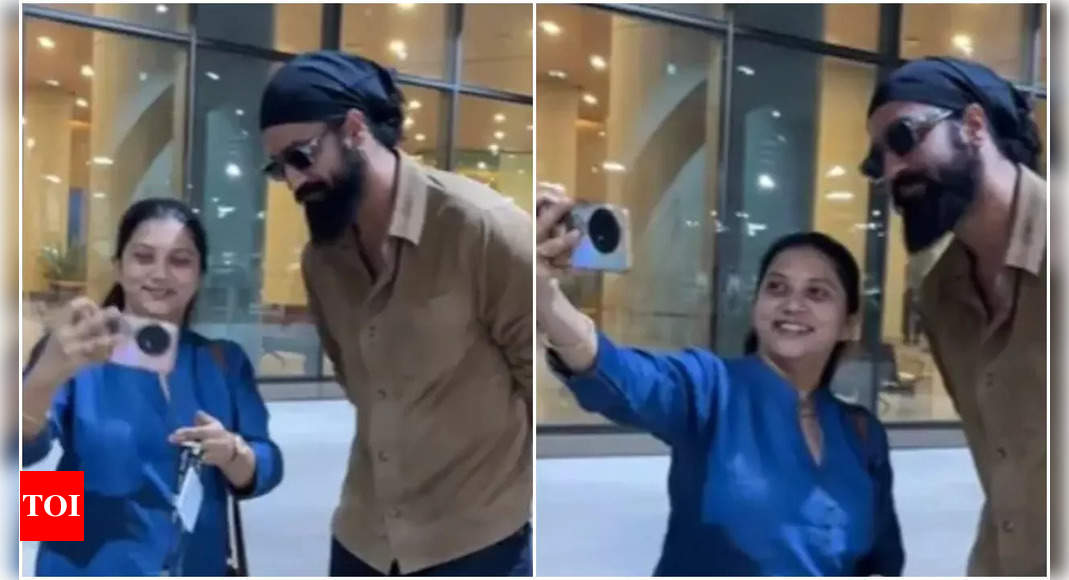 Vicky Kaushal’s sweet selfie moment with a fan at the airport melts hearts | Hindi Movie News – Times of India