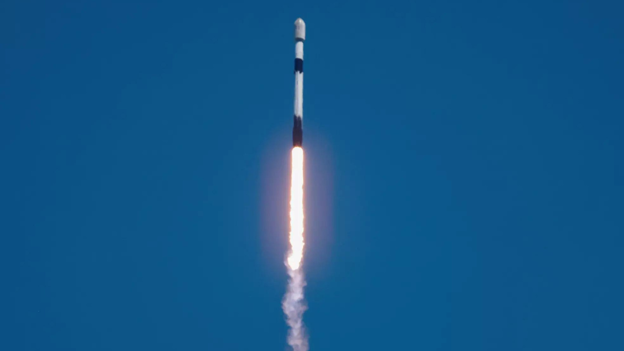 Rakieta Falcon 9 firmy Space X wystrzeliwuje w przestrzeń kosmiczną 23 satelity Starlink;  To czterdziesta siódma misja orbitalna