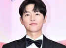 Song Joong Ki's reaction to BIBI's acceptance speech at Baeksang Awards takes internet by storm